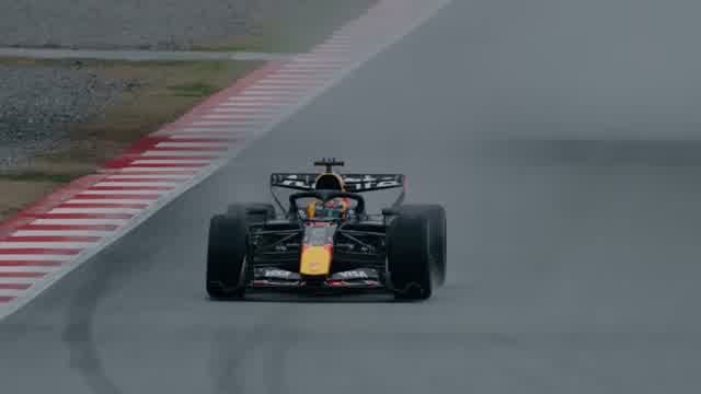 Red Bull на мокрой трассе, разгон на прямой