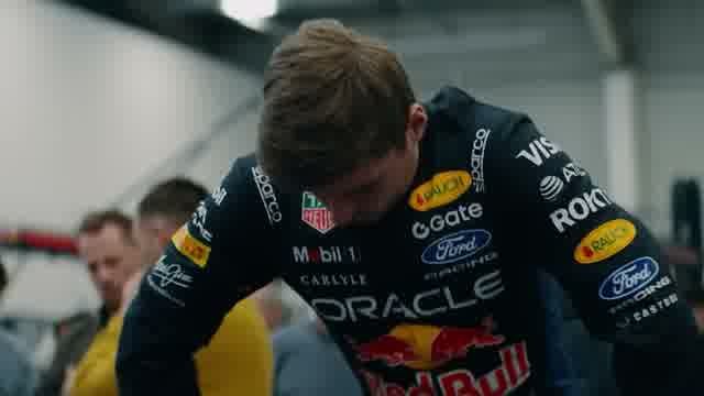 Ферстаппен в паддоке, комбинезон Red Bull, опущенная голова