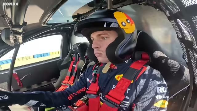 Макс за рулём в кокпите — сосредоточенный взгляд гонщика