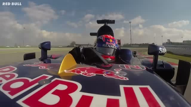 Болид Red Bull на трассе — итоговая цель пути